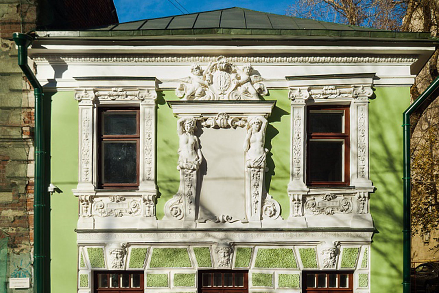 «Дом с кариатидами» лепщика Петра Сысоева