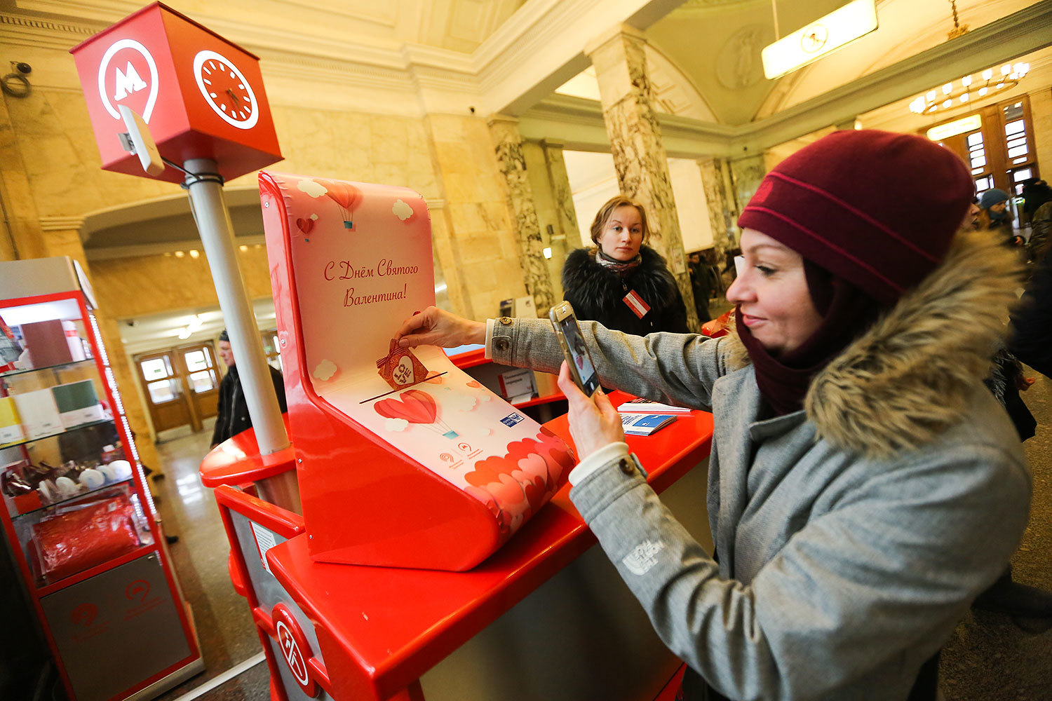 «Чтобы отправить "валентнинку", достаточно обратиться на стойку "Живое общение" на станциях метро и МЦК, там установлен специальный почтовый ящик. Заранее мастерить "валентинки" не надо, метрополитен подготовил для пассажиров 2000 открыток в форме сердца. На послании нужно указать адрес и индекс полyчателя», - рассказала замначальника Московского метрополитена по развитию клиентских сервисов и работе с пассажирами Юлия Темникова (цитата по ТАСС)