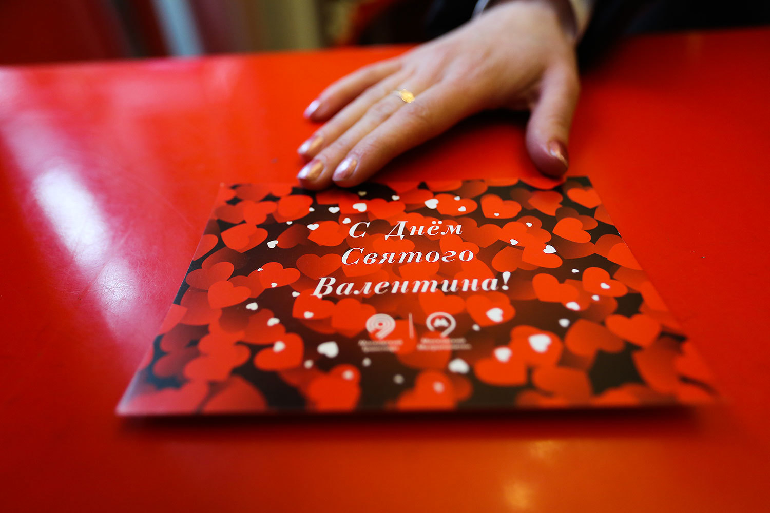 Пассажиры могли отправить открытку на 13 станциях метро и пяти станциях Московского центрального кольца (МЦК), положив ее в специальный почтовый ящик в виде сердца