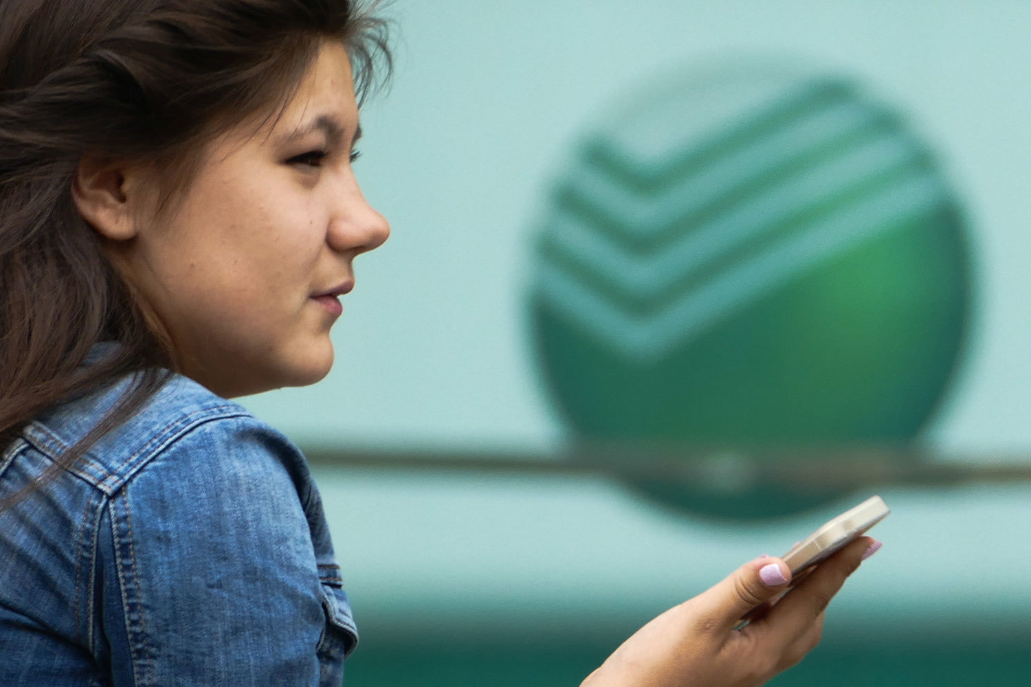 Через приложение можно купить паи фондов на сумму от 1000 руб., сделать
 первоначальный взнос на ИИС от 50 000 руб. и пополнить его на сумму от 
10 000 руб.