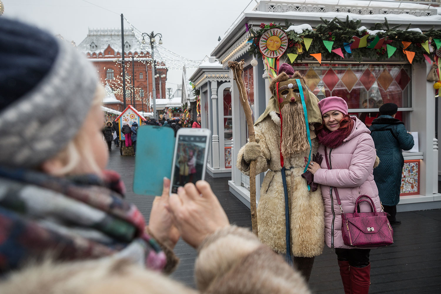 На Манежной площади проходит выставка национальных костюмов