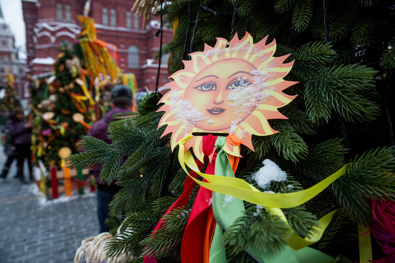 На Манежной площади проходит иммерсивный спектакль«Царская Масленица», участником которого может стать каждый посетитель