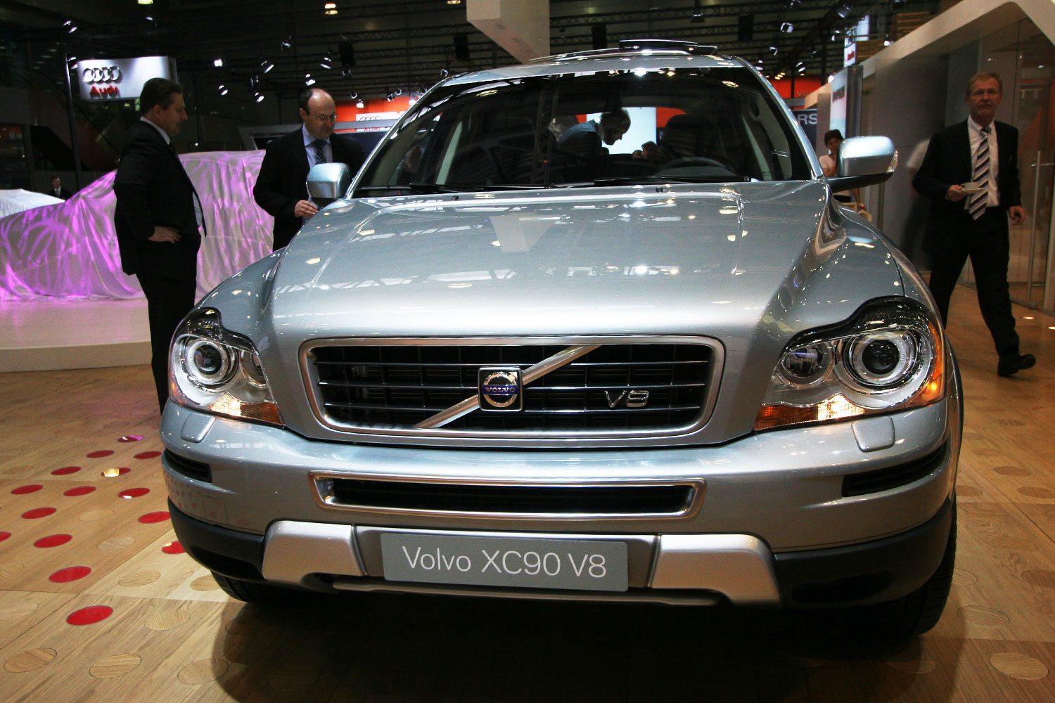 Первое поколение XC90 появилось на рынке в 2002 г., и с этого времени проводились только рестайлиг и ревизия силовых агрегатов машины