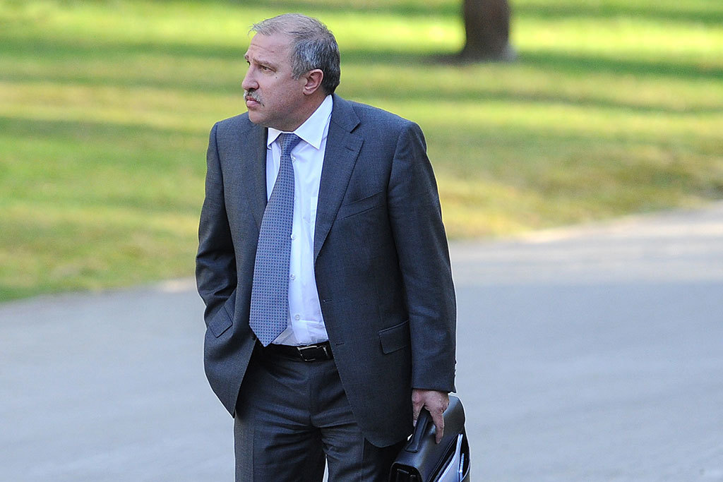 Эдуард Худайнатов встал на налоговый учет в Хакасии