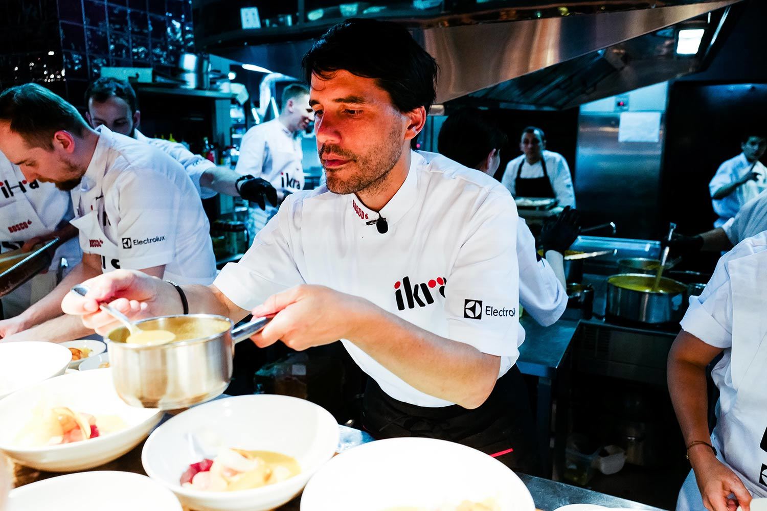 Ikra – первый российский гастрономический фестиваль мирового уровня, гостями которого становились титулованные шефы Массимо Боттура, Альберт Адриа, Гагган Ананд, Вирхилио Мартинес (на фото) и проч. Дебютный фестиваль состоялся в 2017 г., его программа помимо ужинов включала гастрономические мастер-классы, спортивные и развлекательные вечеринки. Второй фестиваль стал еще масштабнее: усилилась образовательная программа (мастер-классы дополнили лекциями об актуальных гастрономических трендах), а также добавилась деловая, гостями которой стали ведущие российские рестораторы