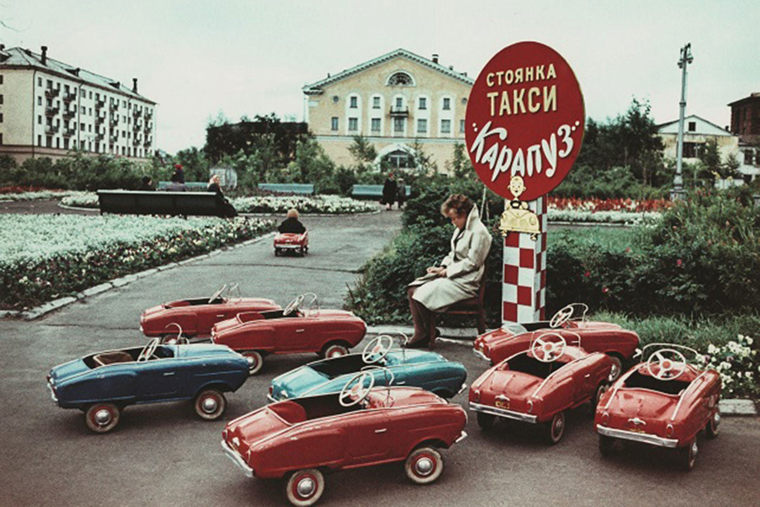 В «Мультимедиа арт музее» заканчивается ретроспектива Всеволода Тарасевича - классика советской фотожурналистики, автора знаменитой серии снимков «Ленинград в блокаде». На выставке собраны более чем 300 фотографий Тарасевича, от первых военных снимков 1940-х гг. до предперестроечных репортажей середины 1980-х (на фото: Архангельск, 1960-е. На стоянке детского такси «Карапуз»). Около половины фотографий, вошедших в экспозицию, выставлены впервые