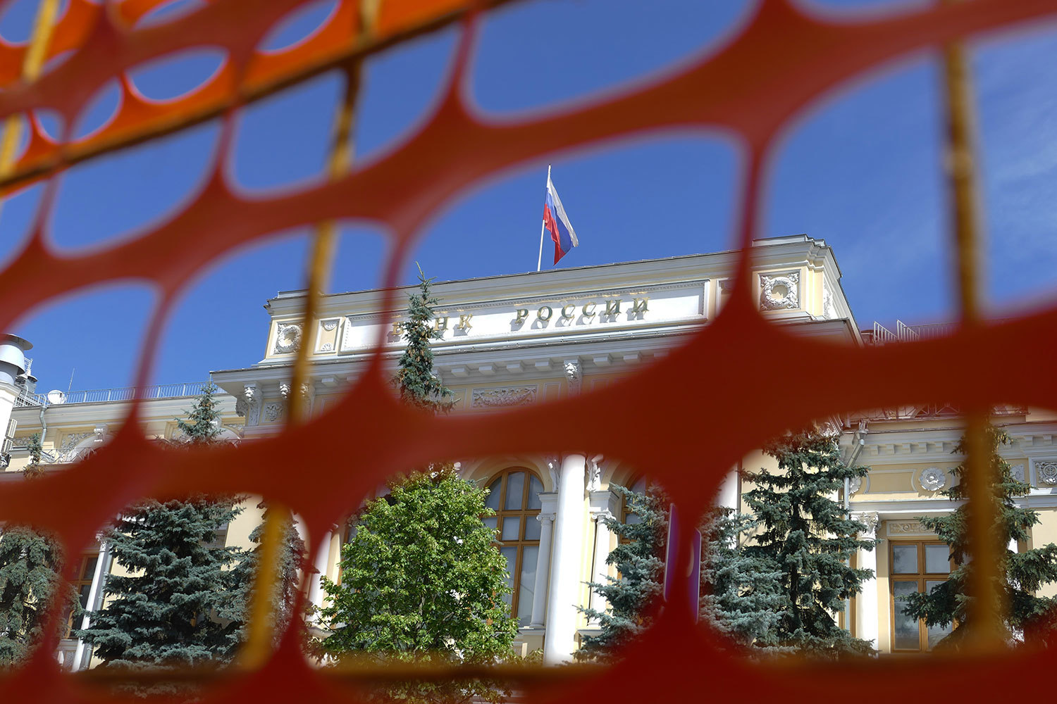 Санкции могут вынудить регулятора пересмотреть свою денежно-кредитную политику