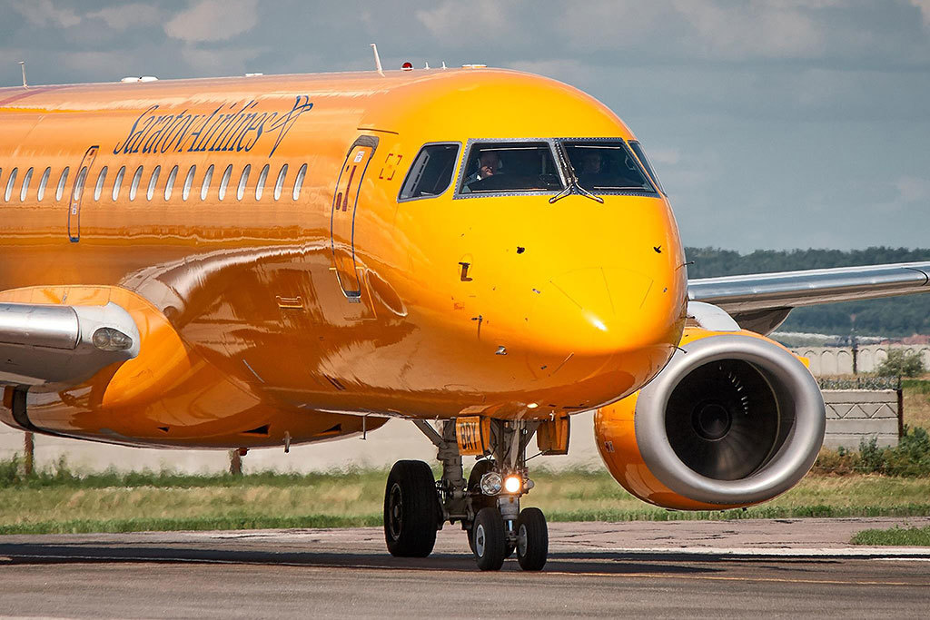Самолет Embraer-195 «Саратовских авиалиний»