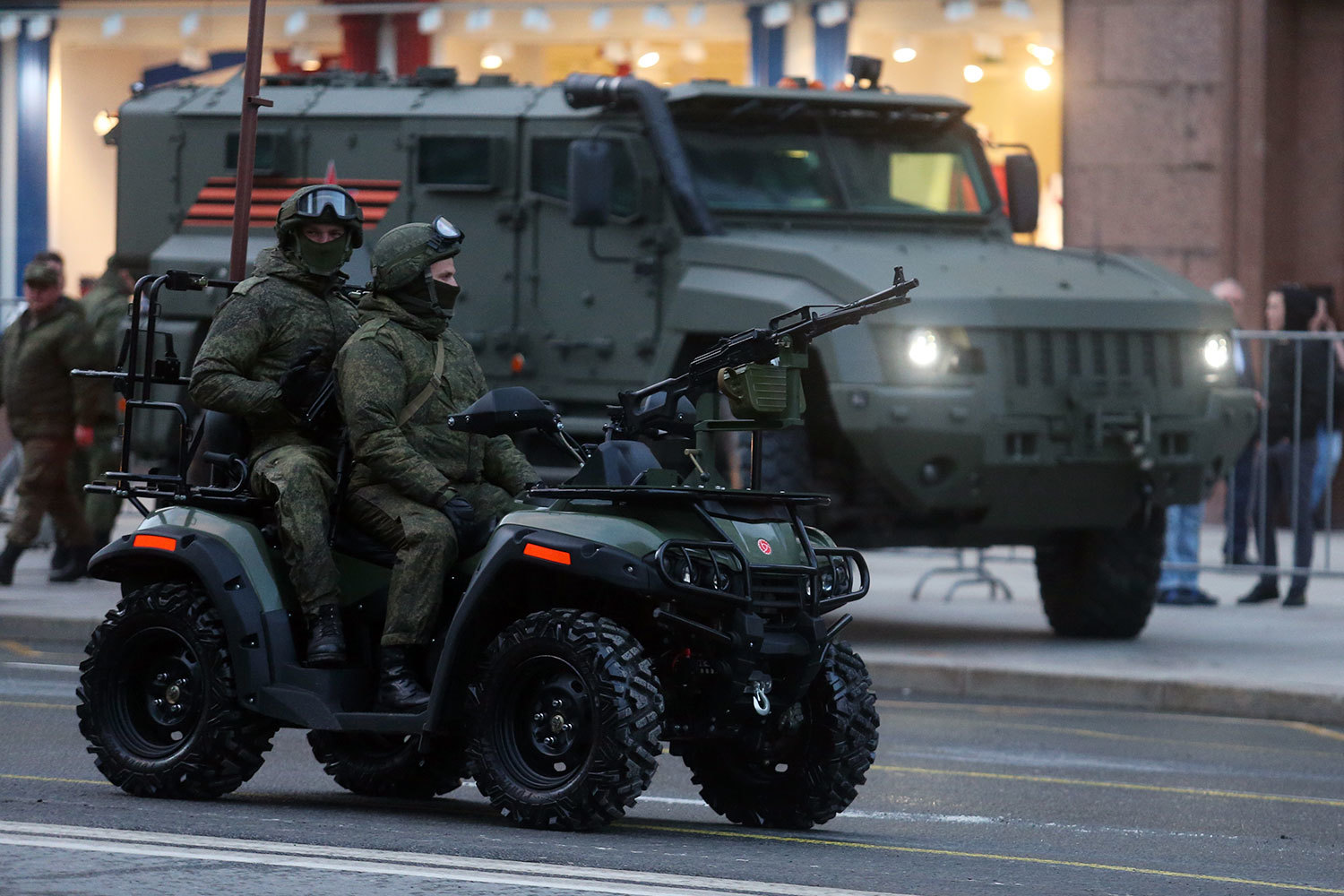 Проезд военным. Военный мотовездеход РМ-500 6х4. Армейский мотовездеход ам-1. РМ 500 квадроцикл военный. Мотовездеход армейский ам1 ТТХ