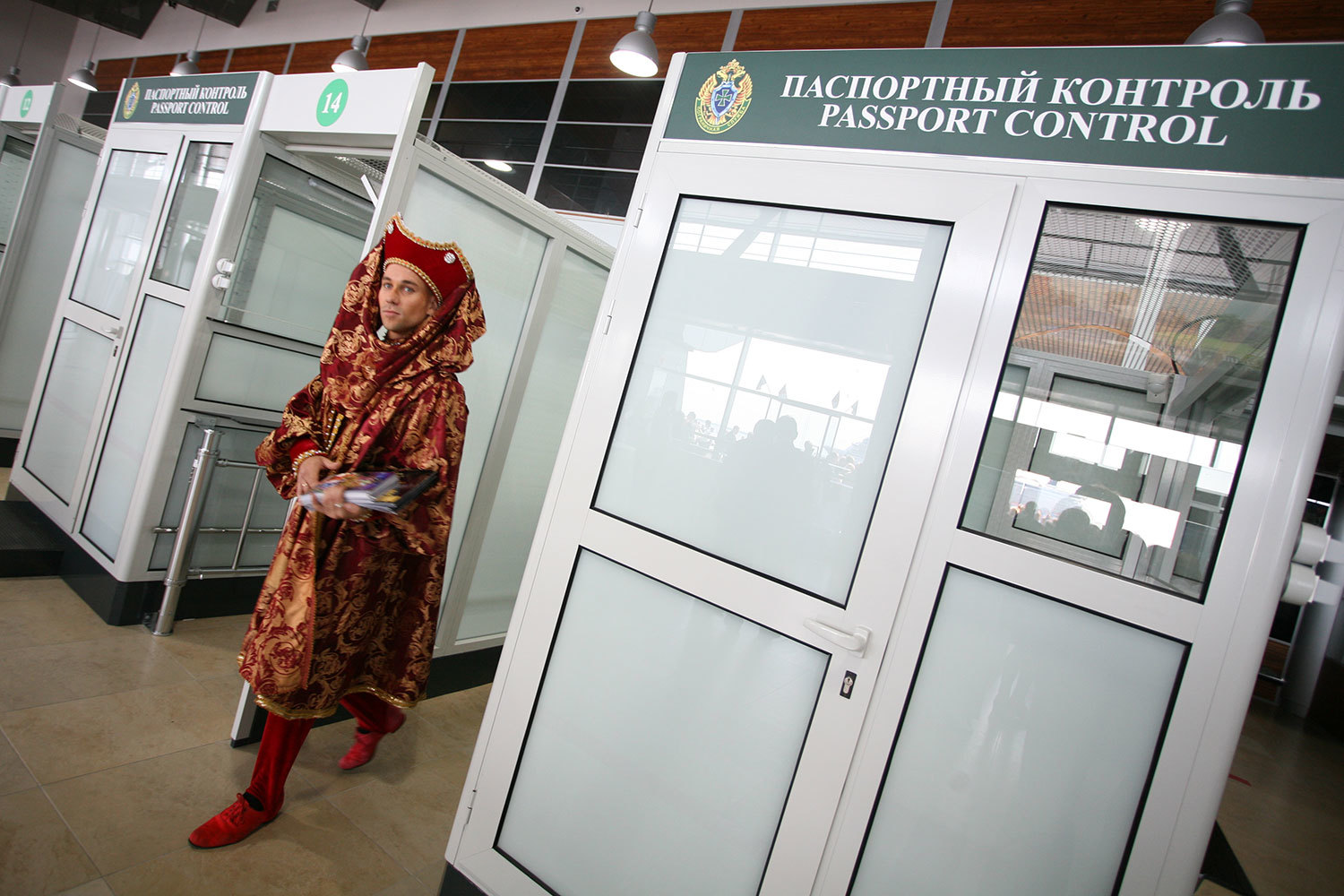 Тех, кто сейчас не задекларирует дорогие предметы или занизит их стоимость, чтобы уменьшить пошлину, ждет как минимум штраф – 50-200% от стоимости товара