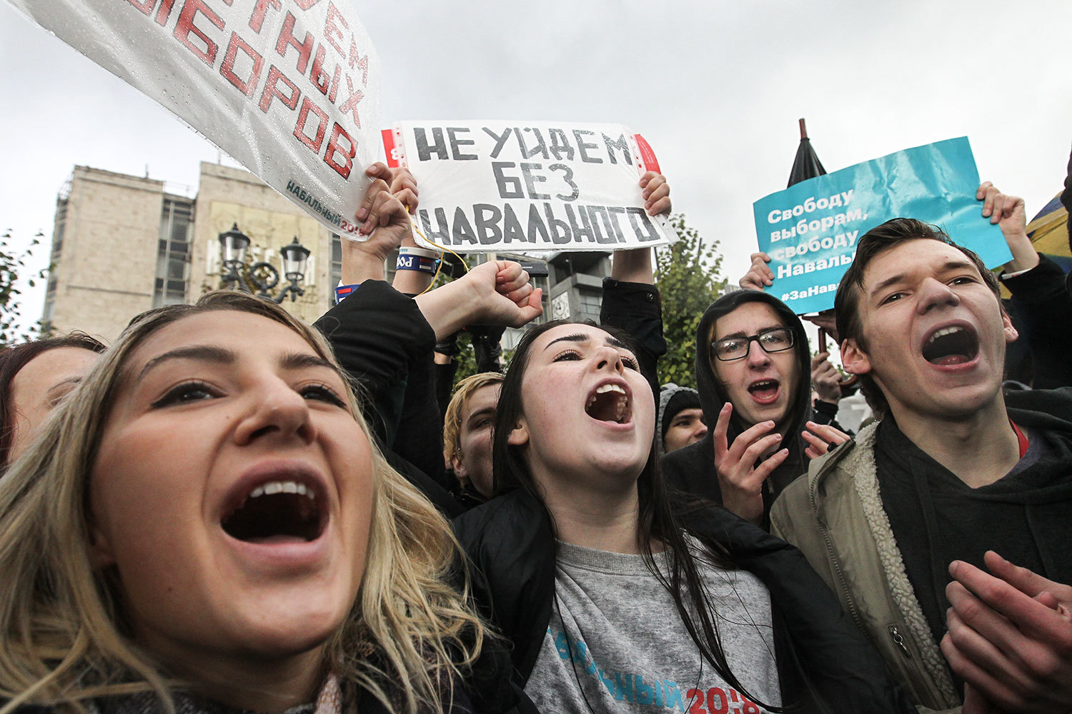 Путин поручил Медведеву заняться молодежной политикой - Ведомости