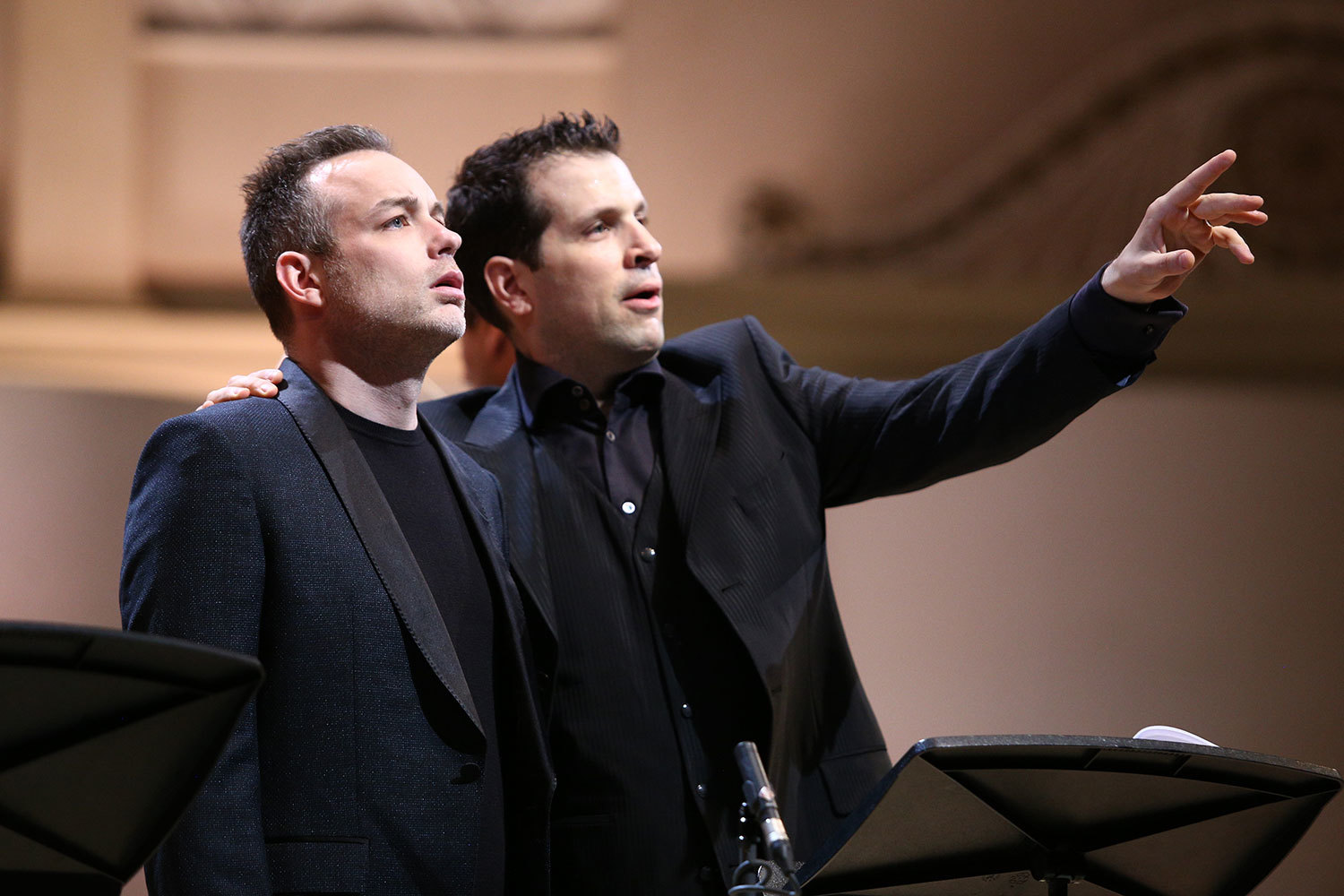 Фауст (Стивен Костелло, слева) немало нового узнал от Мефистофеля (Лука Пизарони)