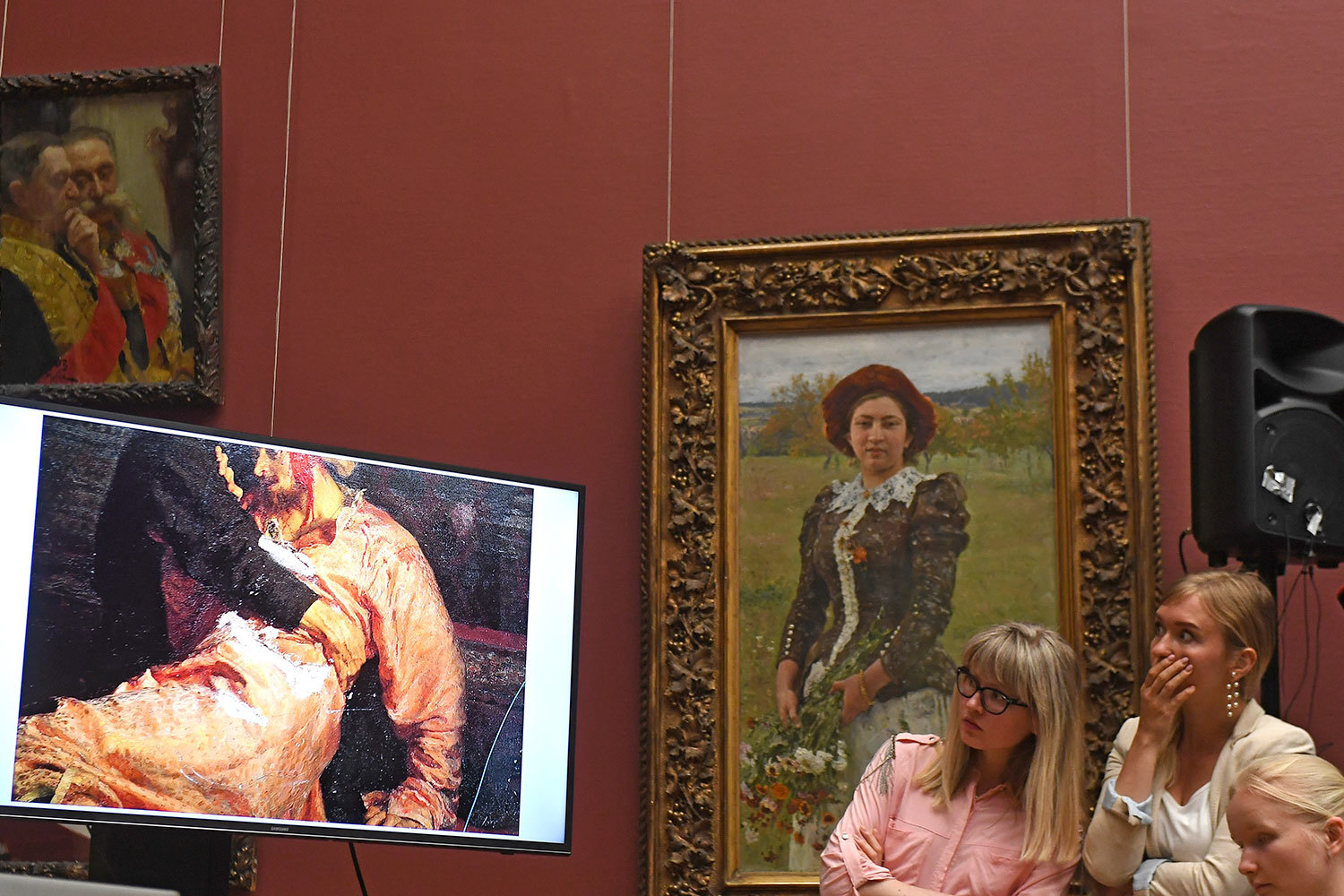 Сбербанк предложил заключить картину в специальный кейс 