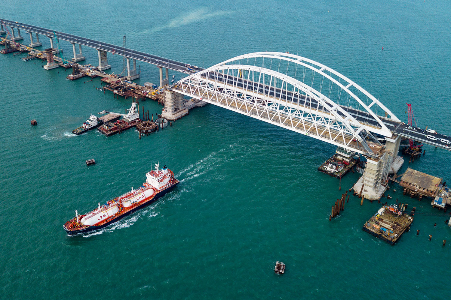 Пока Крымский мост открыт для движения только пассажирского транспорта