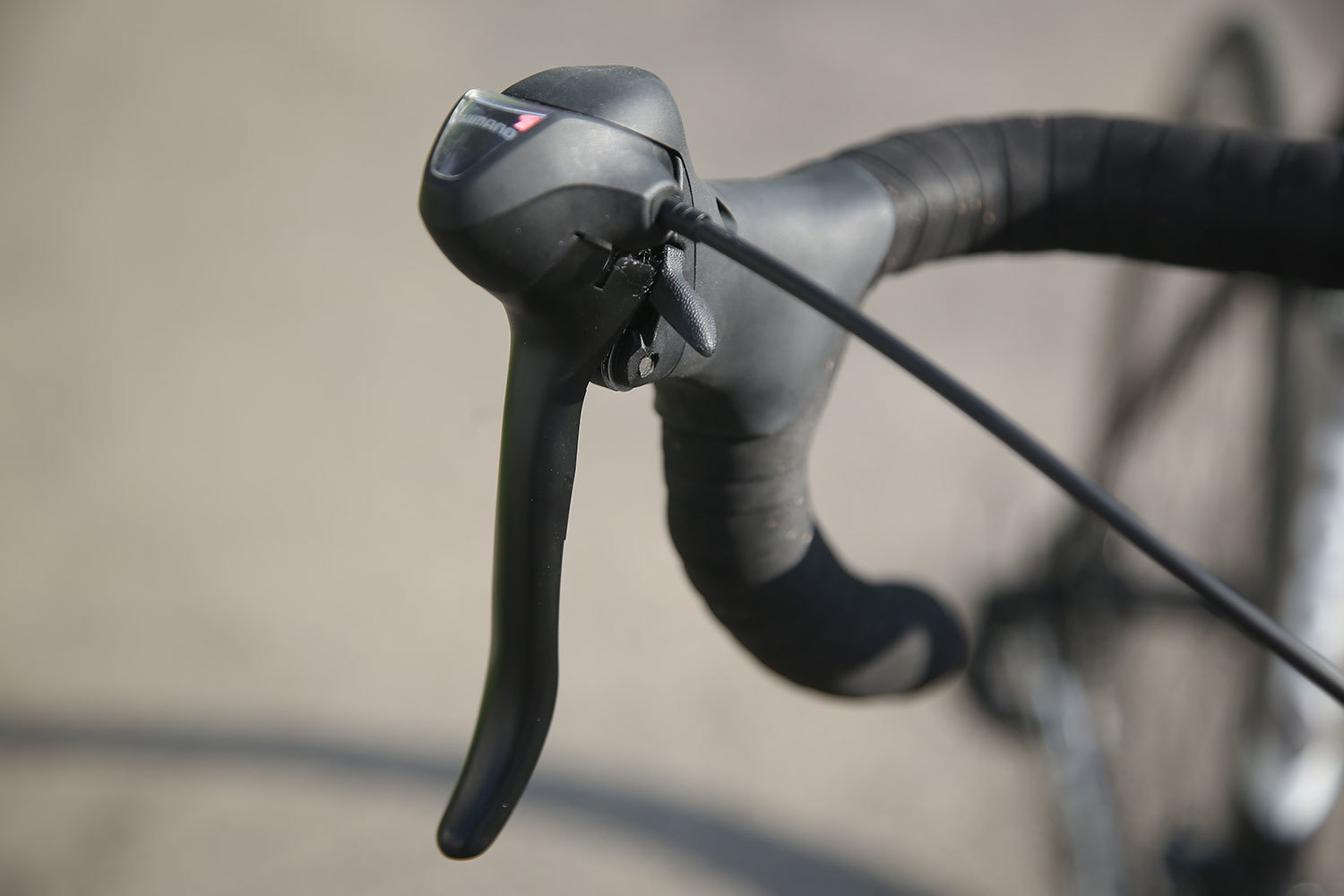 Семискоростные комборучки оснащены небольшим рычажком-сбрасывателем вместо язычка в рукоятке тормоза более старших групп. Из-за этого переключение вниз в нижнем хвате невозможно