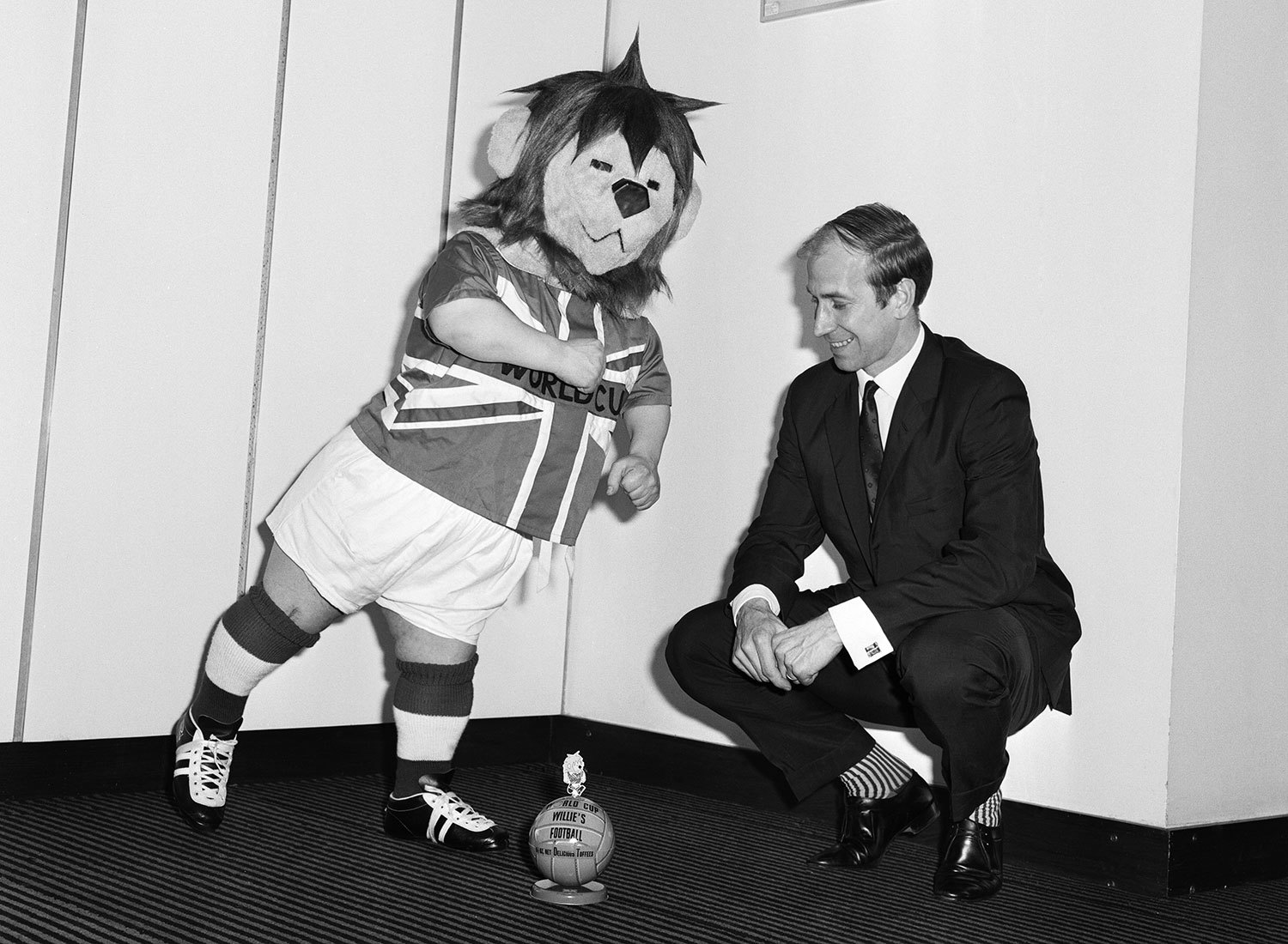 Впервые талисман появился у чемпионата мира по футболу в 1966 г. Англичане (турнир проходил в этой стране) сообразили, что с помощью официального символа турнира можно хорошо заработать. Им стал львенок Вилли (на фото), лев изображен на гербе английской федерации футбола. FIFA тогда удалось заработать на львенке 4 млн фунтов, из которых 200 000 достались английской футбольной ассоциации в виде роялти