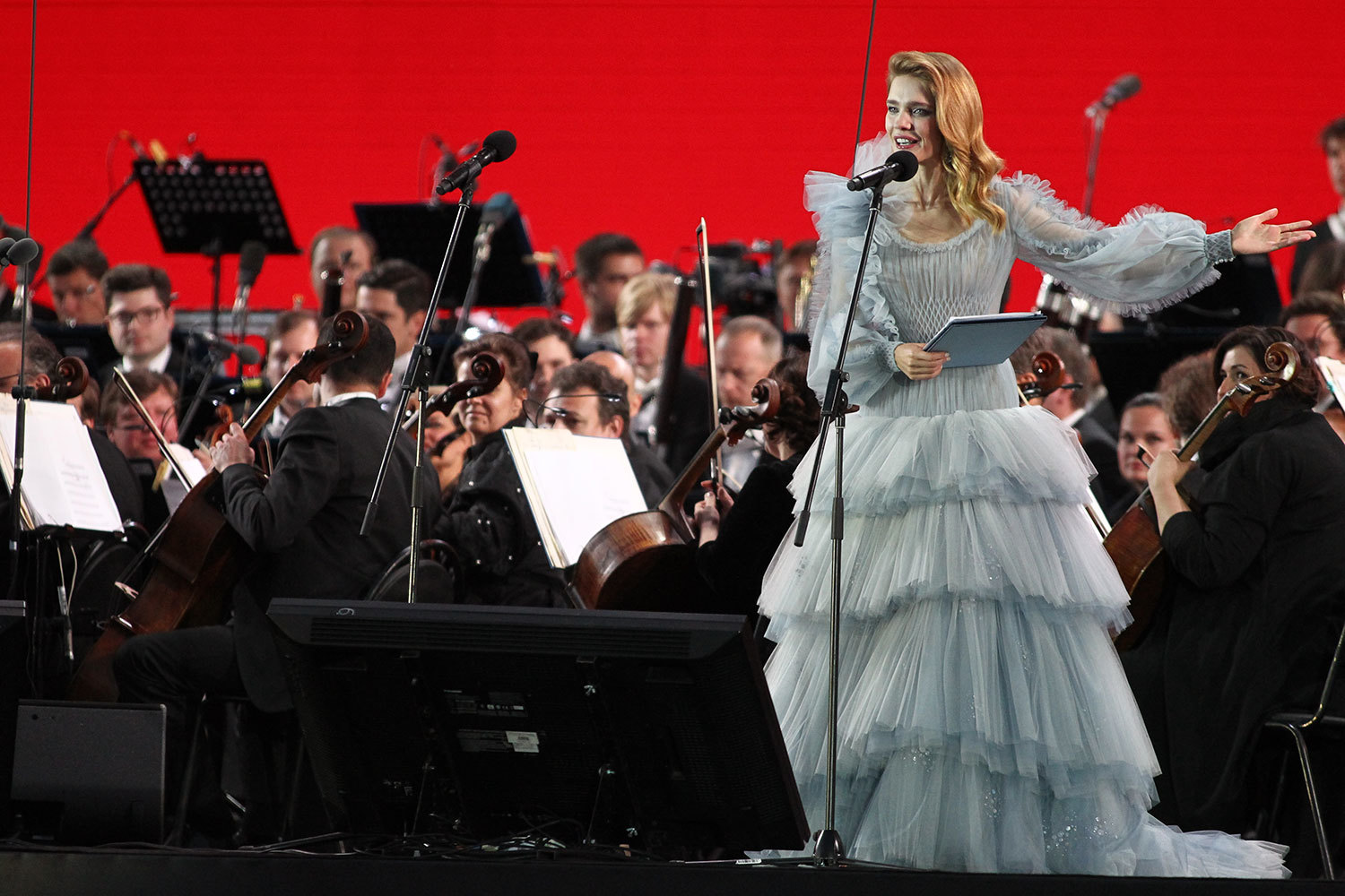 Ведущей концерта была основатель Фонда «Обнаженные сердца», модель Наталья Водянова