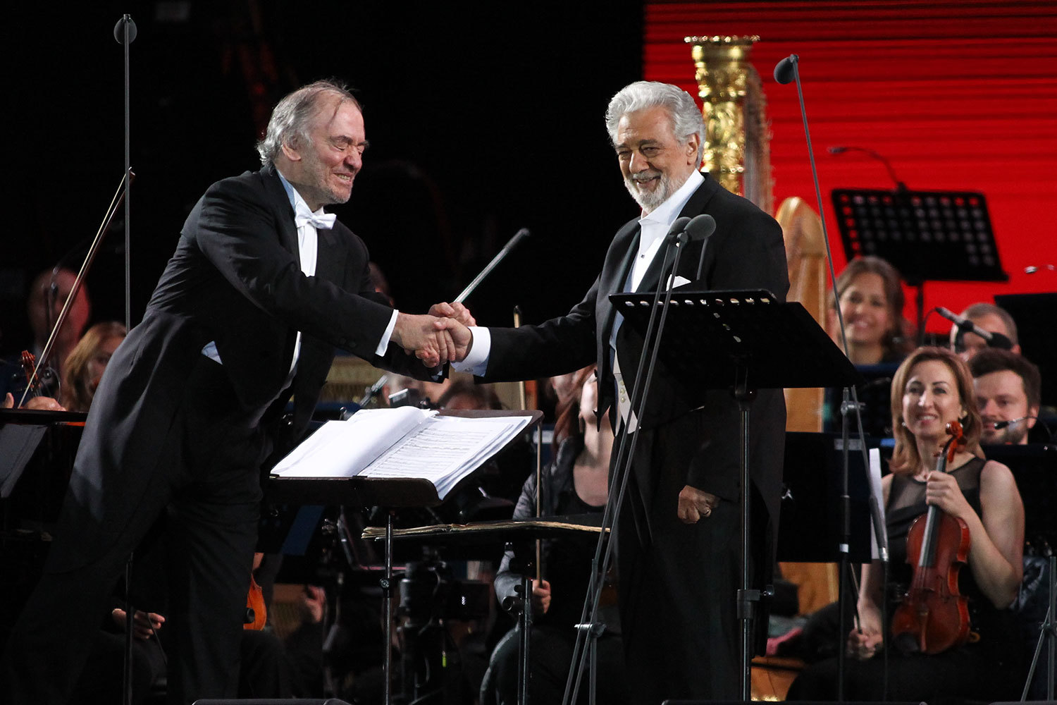 Испанский оперный певец Пласидо Доминго (на фото справа)