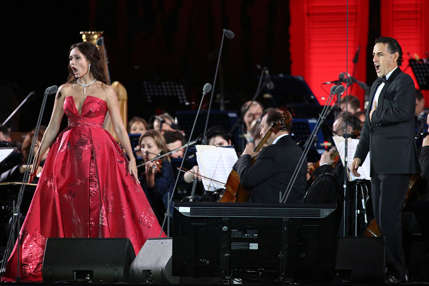 Российская оперная певица Аида Гарифуллина и перуанский оперный певец Хуан Диего Флорес