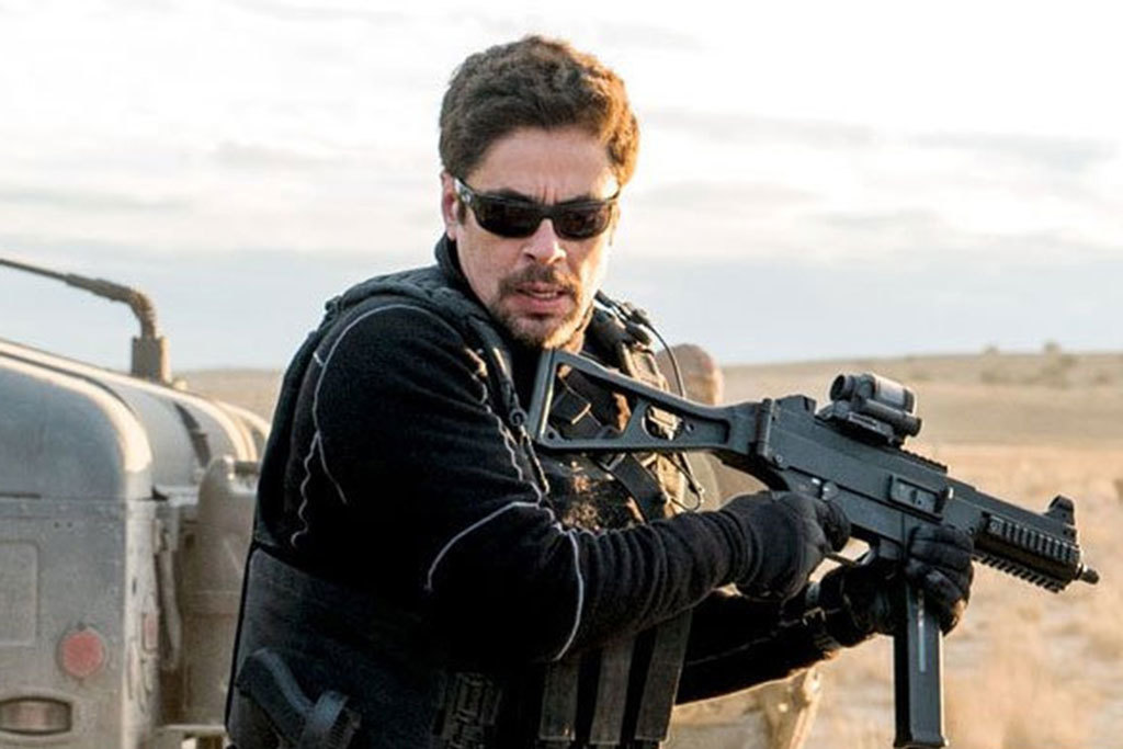 «Убийца-2. Против всех» (Sicario 2: Soldado)США, Италия, 2018, режиссер Стефано СоллимаЕсли вы не видели фильм Дени Вильнева «Сикарио», то зря: в финале Бенисио дель Торо в роли второго плана показывал несколько минут абсолютной, идеальной, оглушительной актерской игры. Сейчас выходит сиквел, где дель Торо в центре. Обидно было бы такое пропускать – он ведь реально один из лучших актеров наших дней. Правда, и Дени Вильнев – один из самых интересных режиссеров, работающих сегодня в Голливуде. А продолжение снимал, увы, уже не он