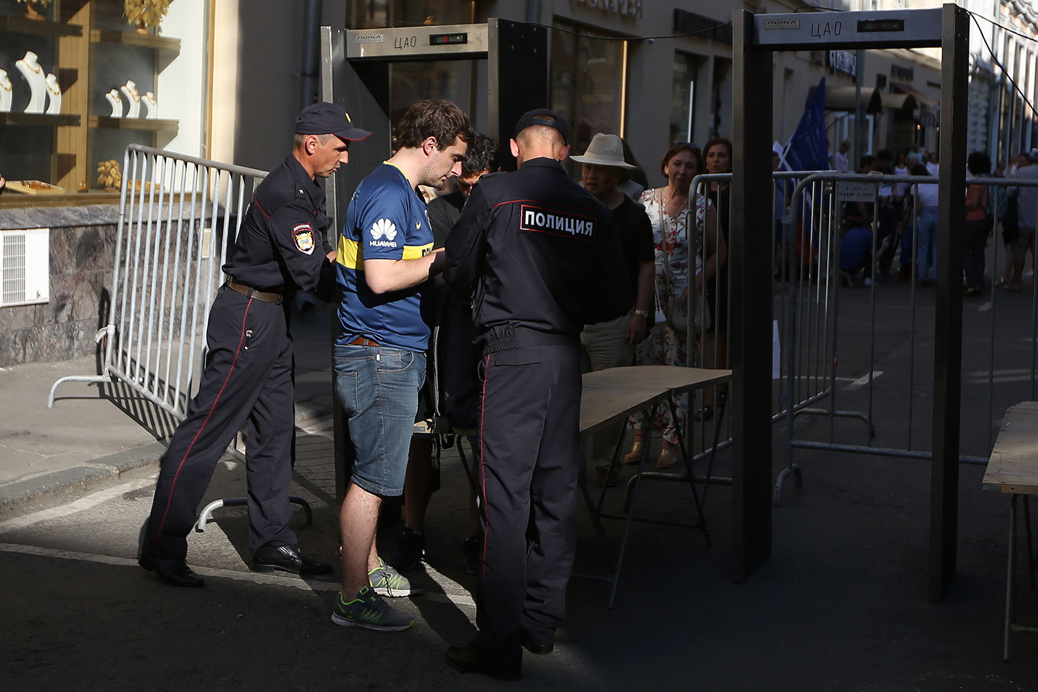 Ранее рамки стояли только на выходе с Никольской улицы на Красную площадь