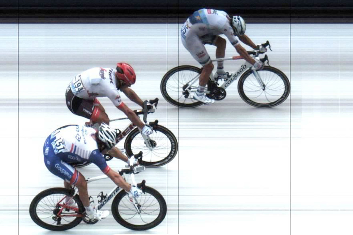 Команда UAE Team Emirates, выступающая на велосипедах марки Colnago, взяла два этапа: ирландец Дэн Мартин выиграл шестой, а норвежец Александр Кристофф – заключительный 21-й с финишем на Елисейских полях в Париже (на фото)