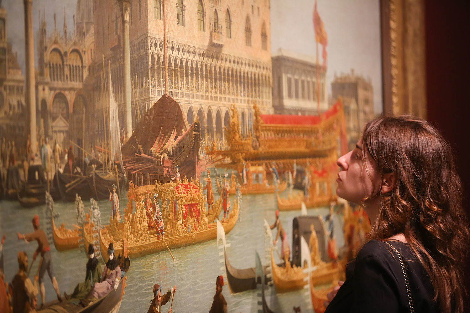 Люди на венецианских картинах эпохи Просвещения выглядят элементами декораций, а палаццо, каналы и мосты – одушевленными героями 