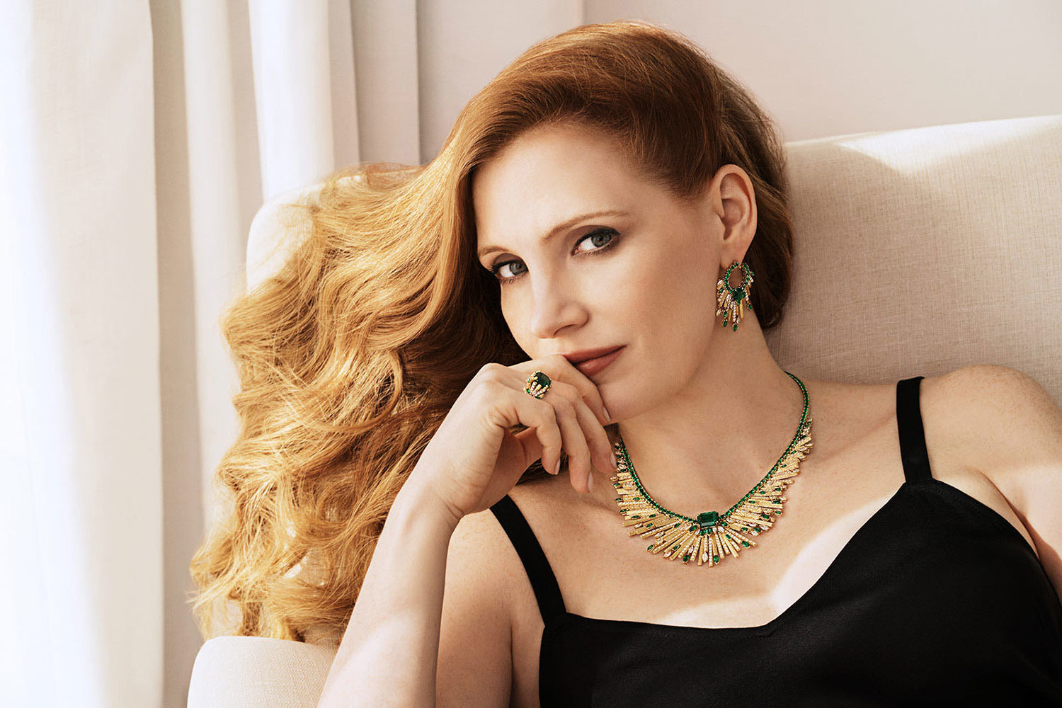 Колье, серьги и кольцо Midnight Sun из коллекции Piaget Sunlight  Escape из желтого золота с колумбийскими изумрудами и бриллиантами на актрисе Джессике Честейн