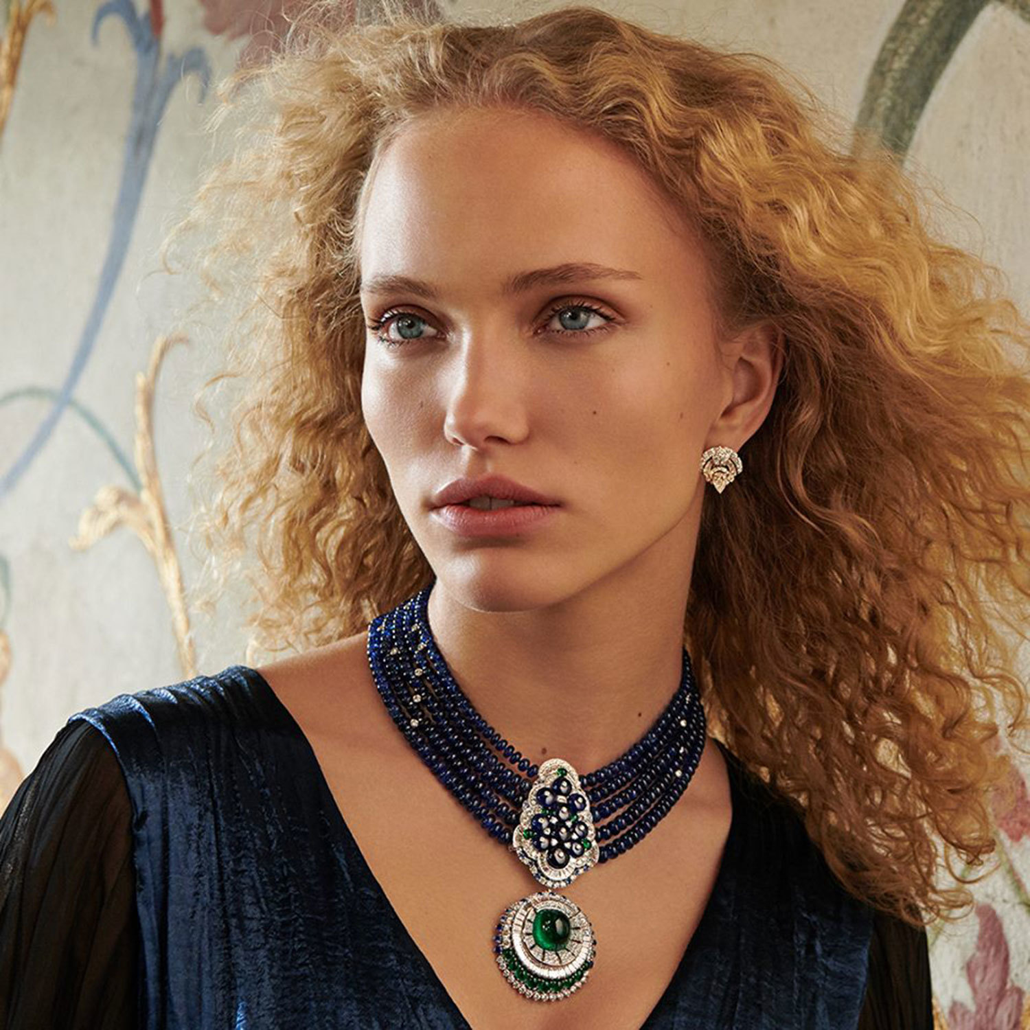 Главной темой Van Cleef & Arpels стали сказки. Например, разноцветное колье с центральным изумрудом посвятили сказке братьев Гримм «Бременские музыканты»