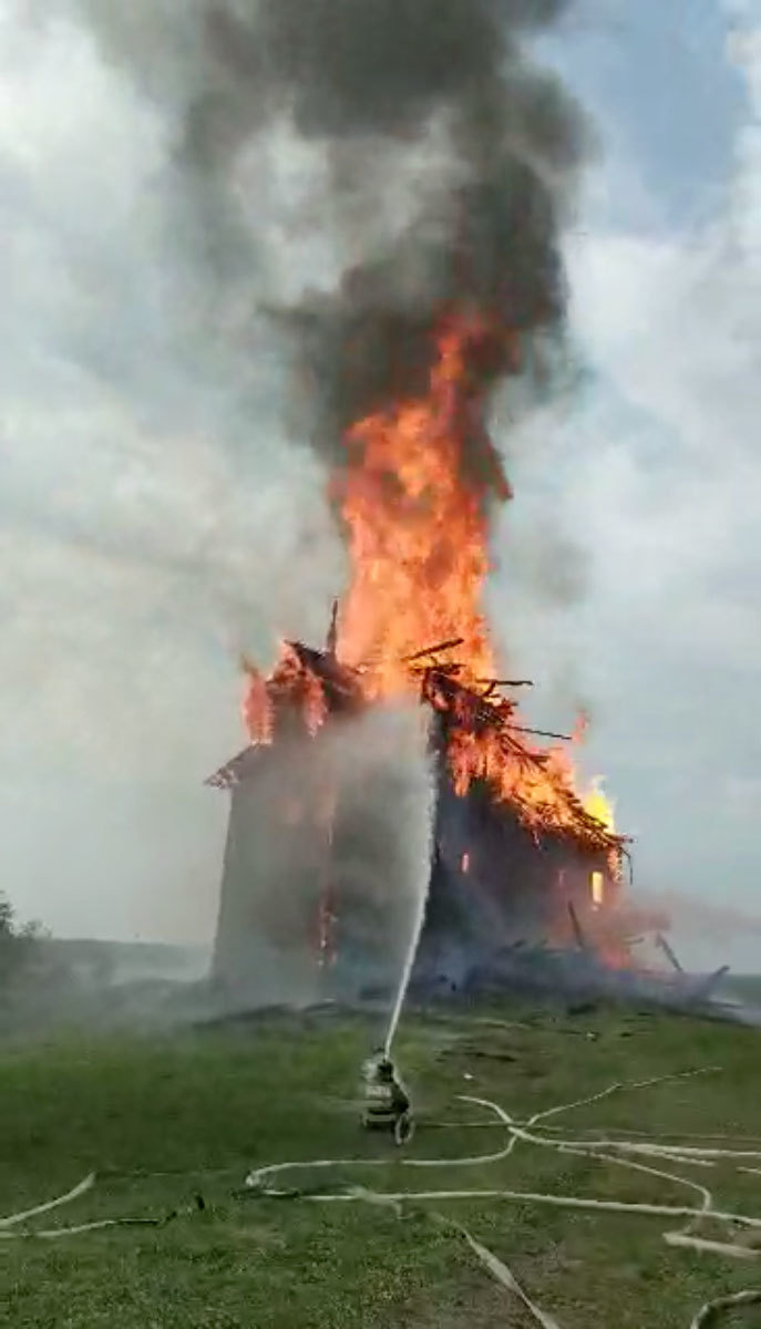 В Карелии  полностью сгорела церковь Успения Богородицы, построенная в 1774 г.