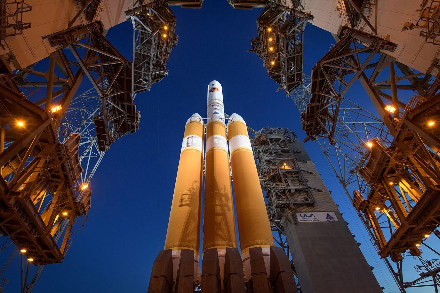 Ракета Delta IV Heavy должна вывести на высокую эллиптическую орбиту аппарат размером с небольшой автомобиль. Для этого запуска ее оснастили дополнительной третьей ступенью