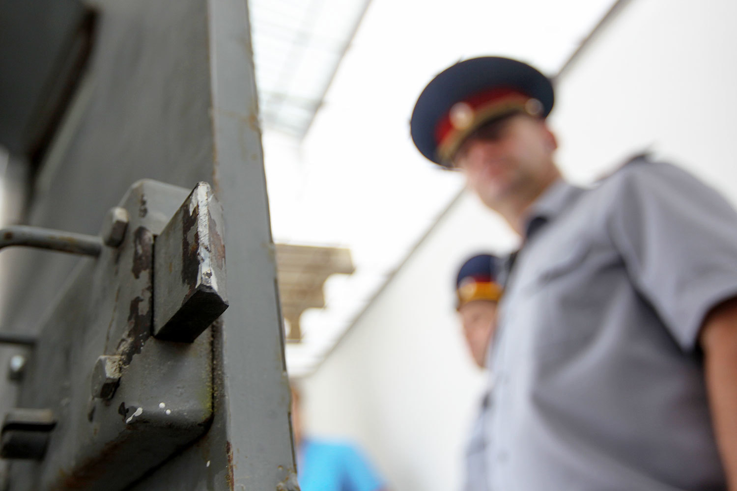 Отправка заключенных в отдаленные колонии рушит родственные связи, считает уполномоченная по правам человека