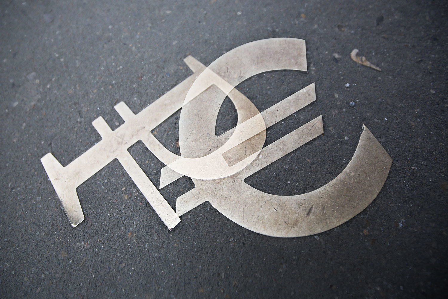 По действующему закону экспортеры обязаны зачислять как рублевую, так и валютную выручку на свои счета в российских банках