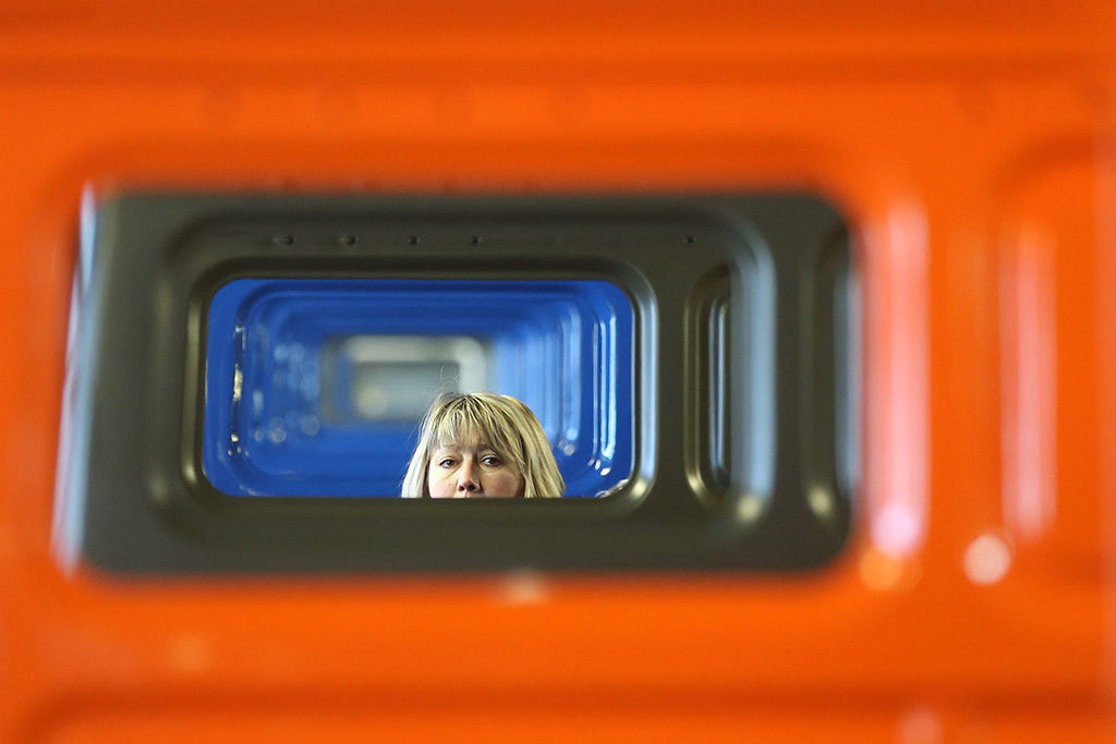 Сборка кабины автомобиля в цехе автомобильного завода «Камаз»