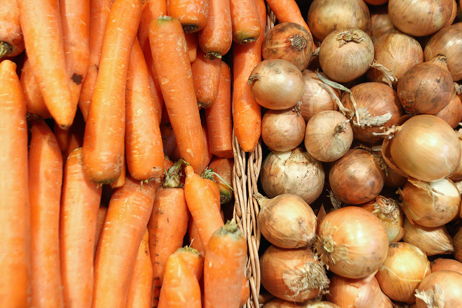 С ростом урожая крестьяне вынуждены дешево продавать овощи, если не могут отдать их на хранение 