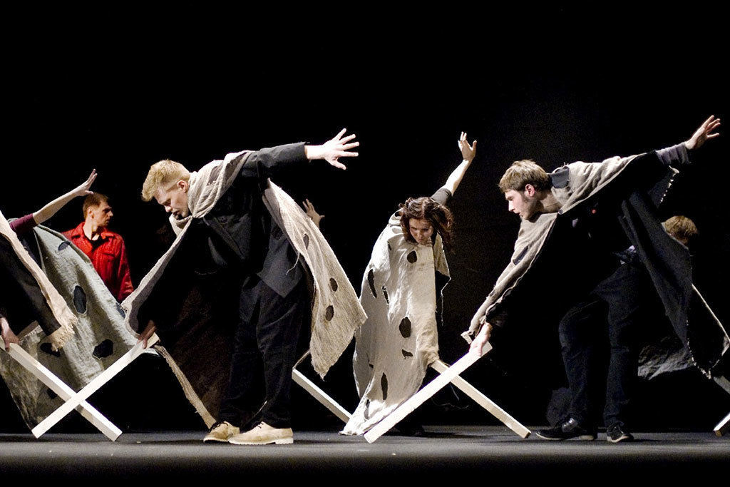 В «Божественной комедии» строфы Данте разыграны как пластические этюды