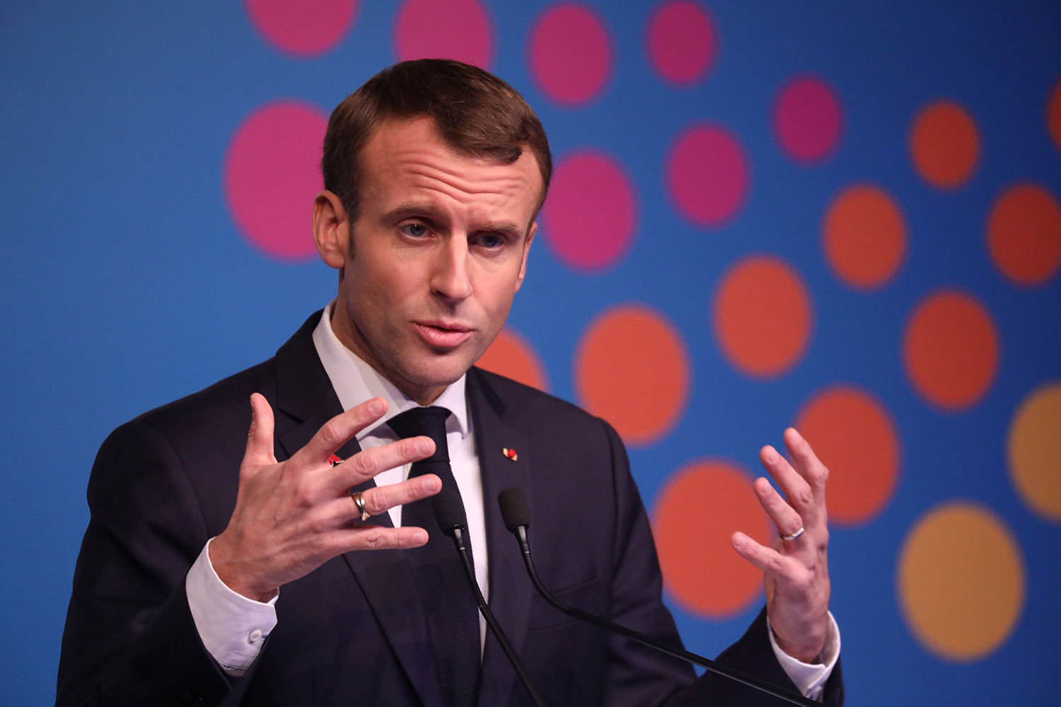 Рейтинг одобрения деятельности президента Франции Эмманюэля Макрона достиг самого низкого показателя на фоне протестов «желтых жилетов»