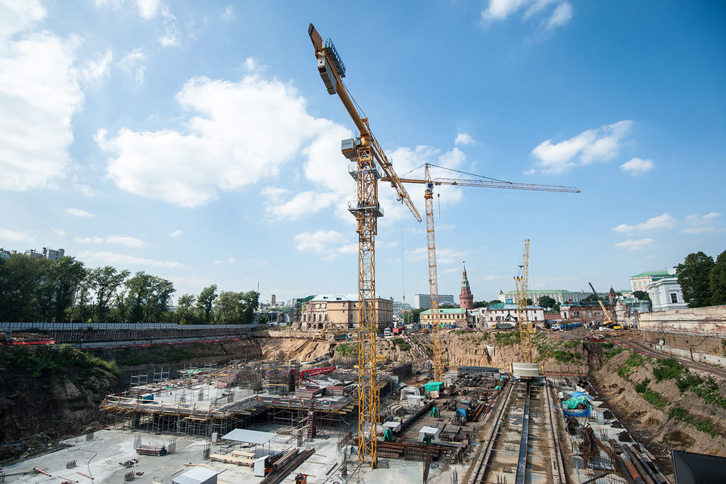На фото – строительство  The Residences at Mandarin Oriental Moscow, 2017 г. В 2021 г. здесь будет продаваться самое дорогое (по цене квадратного метра) жилье в Москве