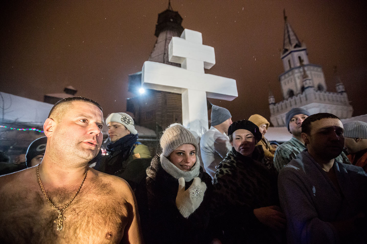 В пятницу православные верующие отмечают один из древнейших христианских праздников - Крещение Господне, или Богоявление. На фотографиях –  крещенские купания в Измайловском кремле в Москве