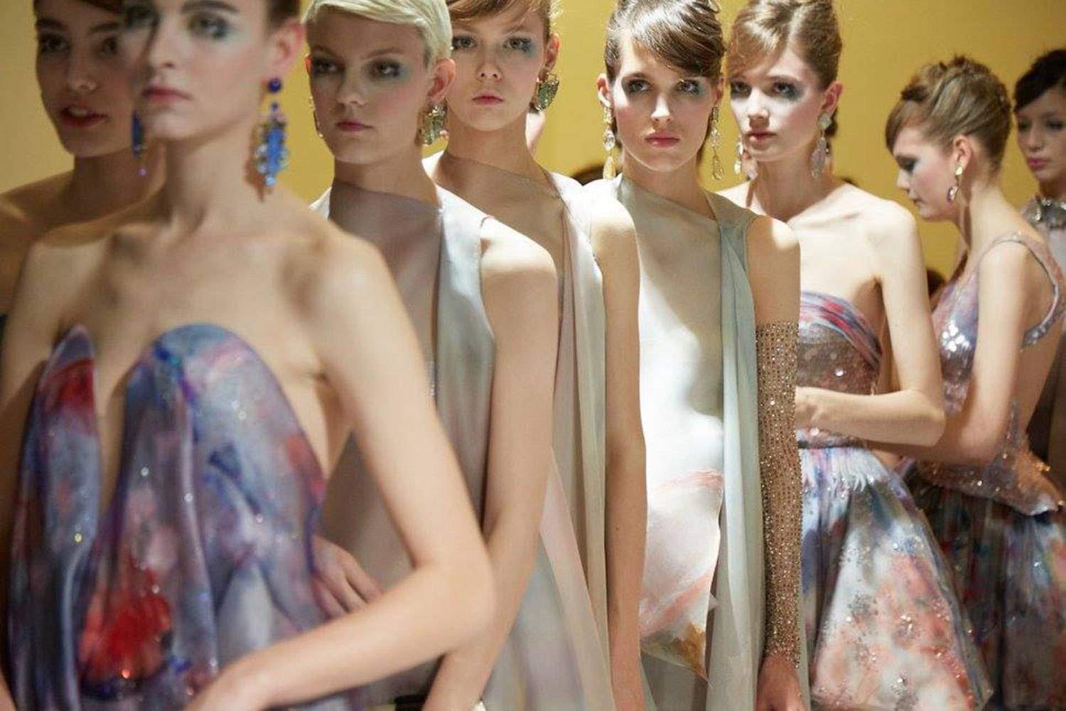 Темой новой коллекции Armani Privé стало небо, рассказал журналистам основатель и главный дизайнер марки Джорджо Армани