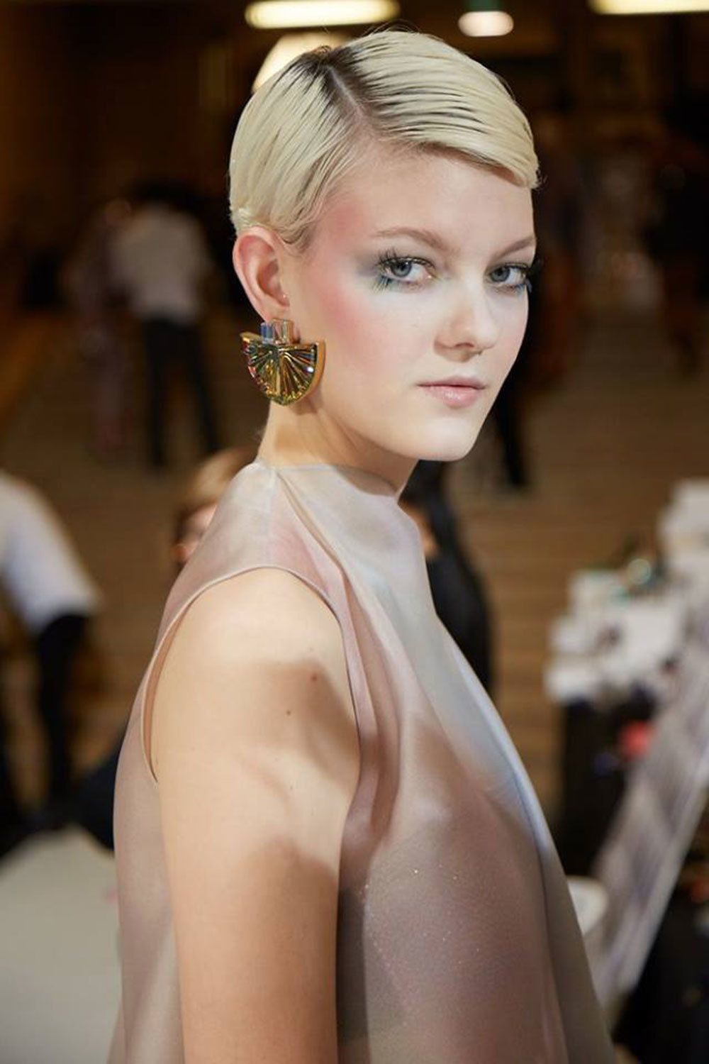 Вдохновением для автора макияжа на показе Armani Privé визажиста Линды Кастелло стал опал - она старалась передать плавные цветовые переходы и пятна камня