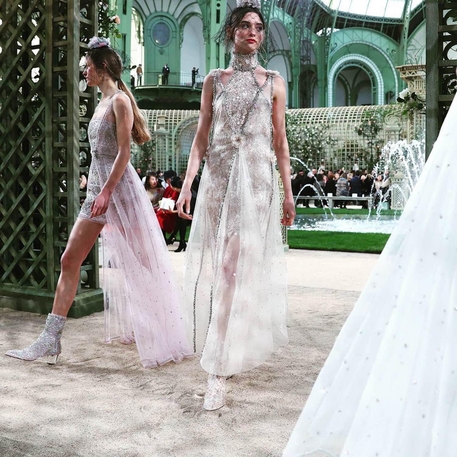 Для показов Chanel в «Гран Пале» креативный директор марки Карл Лагерфельд каждый год создает новые декорации. В этом году под куполом дворца разбили классический французский сад с фонтаном