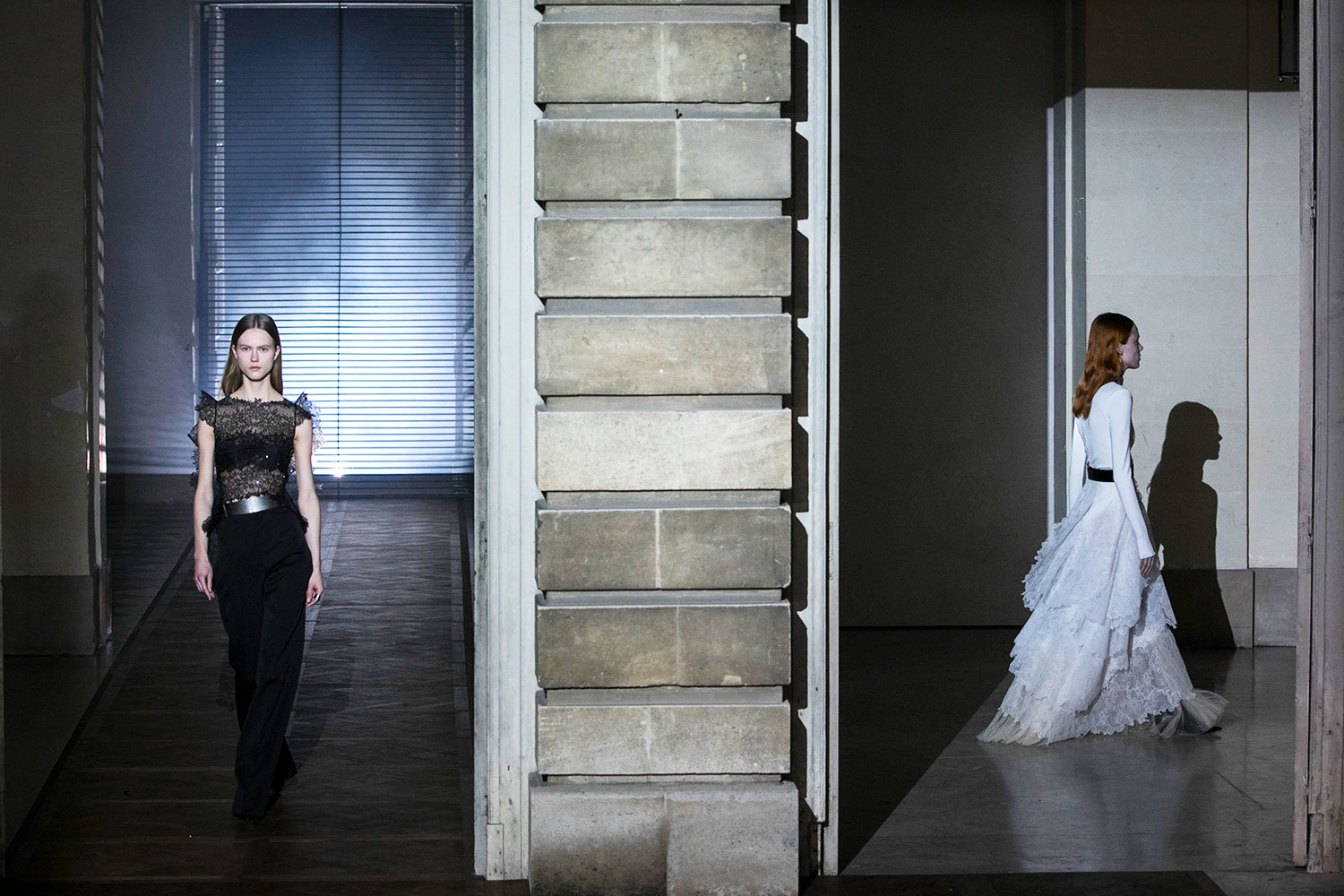 Новый креативный директор Givenchy Клэр Уэйт Келлер показала свою первую кутюрную коллекцию для марки. Работа сорвала овации прессы: по мнению журналистов, это одна из немногих коллекций уровня кутюр, но при этом стилистически понятная и доступная по цене