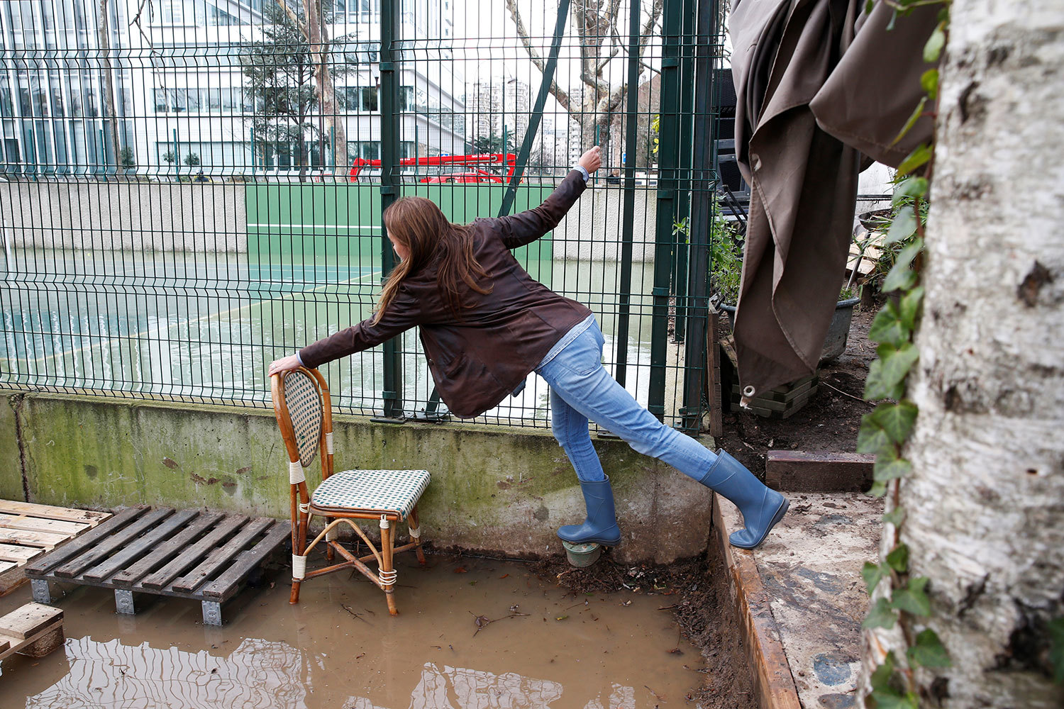 Сена, проходящая через центр Парижа, превратилась в мощный грязный поток воды