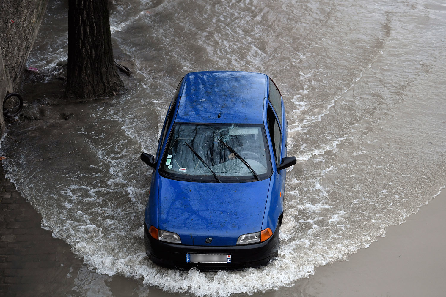 Во Франции помимо Сены из берегов вышли такие реки, как Марна, Об, Армансон и Йонна.«В течение следующих нескольких дней вода будет прибывать, что повлечет за собой значительные разливы некоторых рек на севере и востоке страны», — предупредила государственная служба Франции  по мониторингу наводнений и паводков Vigicrues