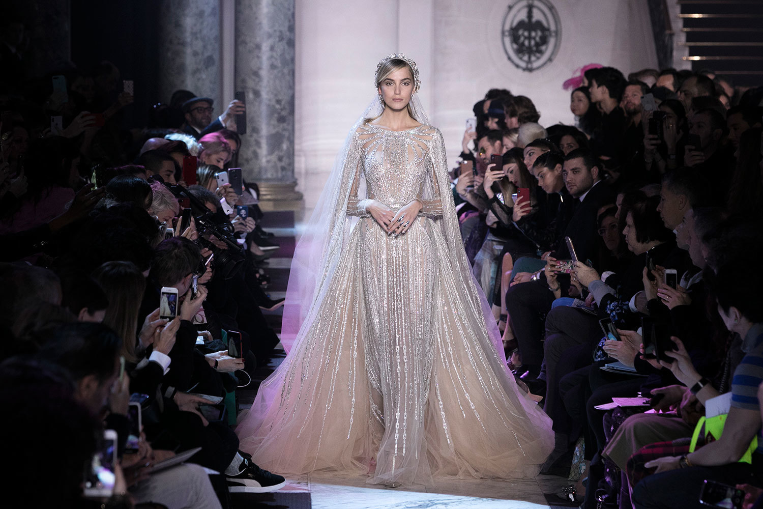 Модель на показе коллекции Elie Saab