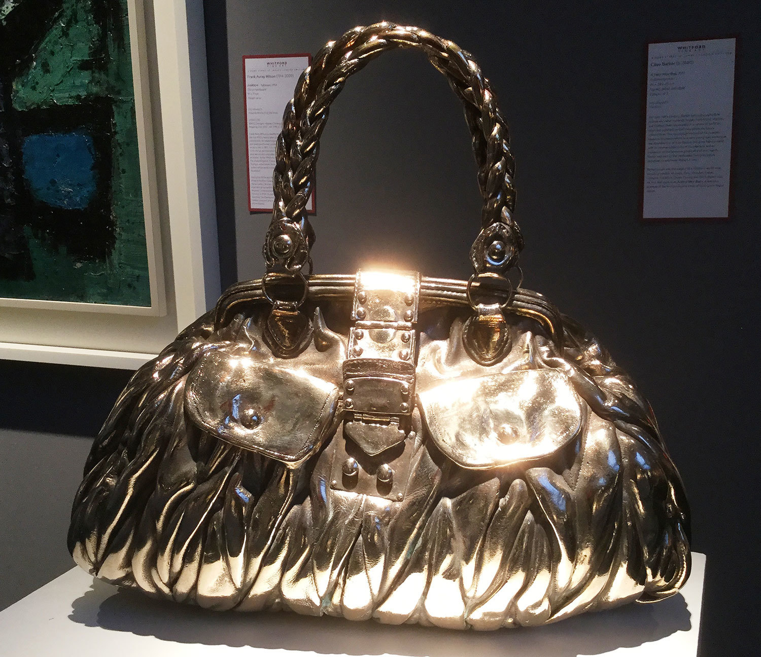 На ярмарке в достатке антикварной бронзы, а это современная – «Очень хорошая сумка» Клайва Баркера, мастера поп-арта, отлита в прошлом году. Цена – 45 000 евро