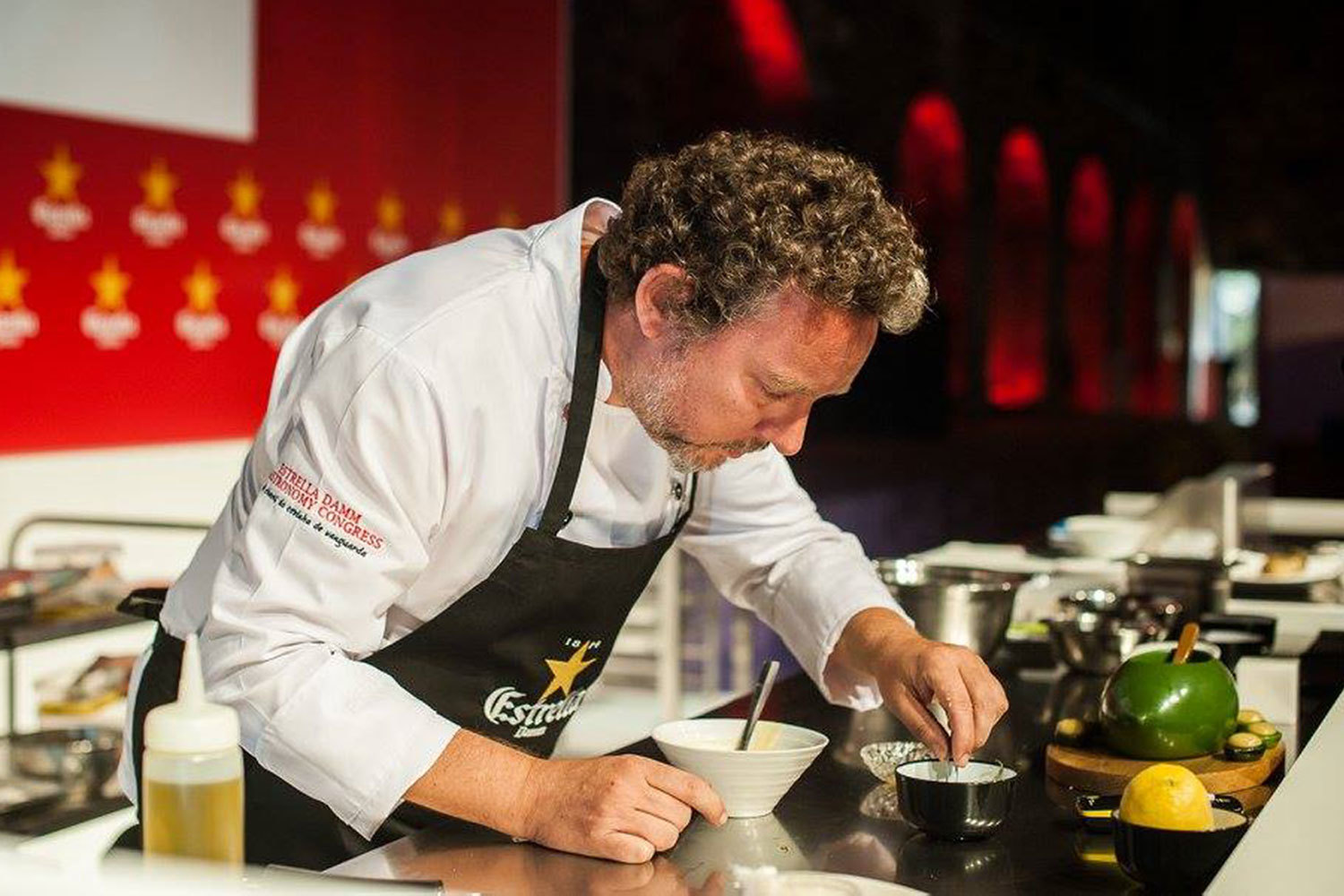 Каталонский ресторатор-экспериментатор, шеф-повар, кондитер и автор кулинарных книг Альберт Адриа в 2013 г. был включен журналом Time в список наиболее влиятельных фигур в мировой гастрономии, а в 2015 г. награжден Государственной премией Испании. Один из его самостоятельных проектов (Альберт — один из трех братьев Адриа, чаще они работают вместе) — Tickets в Барселоне