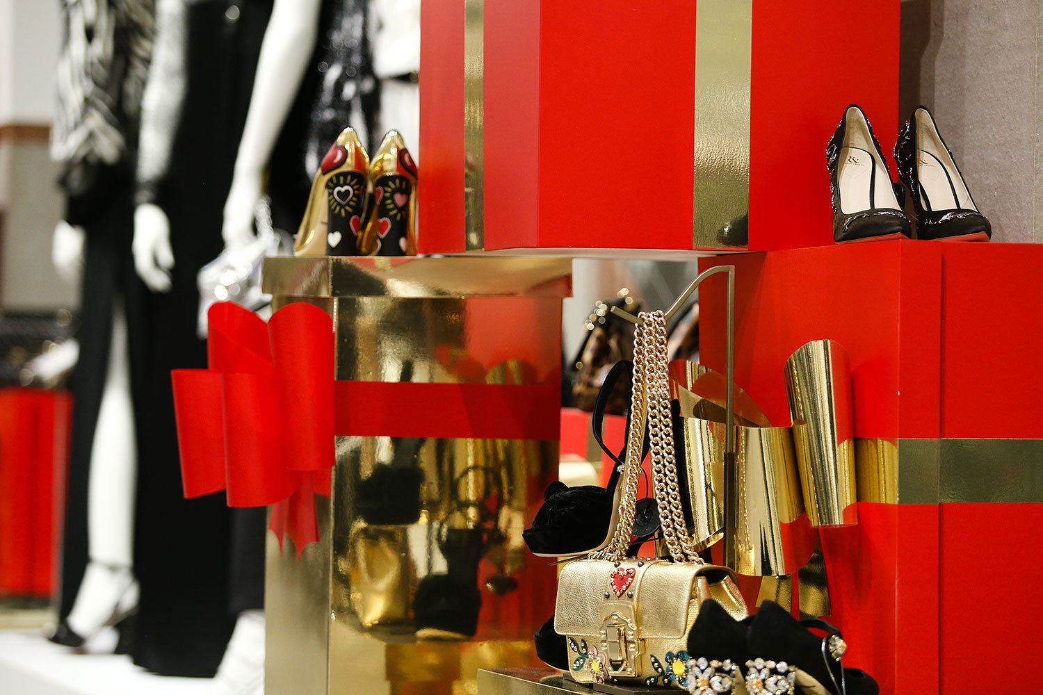 В пилотном проекте могут участвовать московские ГУМ, Петровский пассаж, ЦУМ и некоторые другие магазины