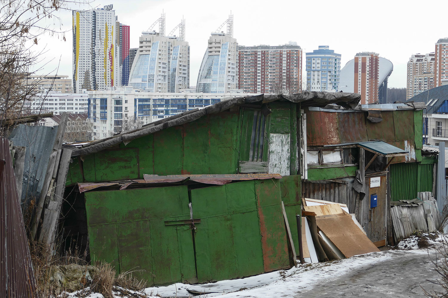 У Александра Качковского в 2017 г. судебным решением в пользу департамента городского имущества Москвы было изъято 10 машино-мест